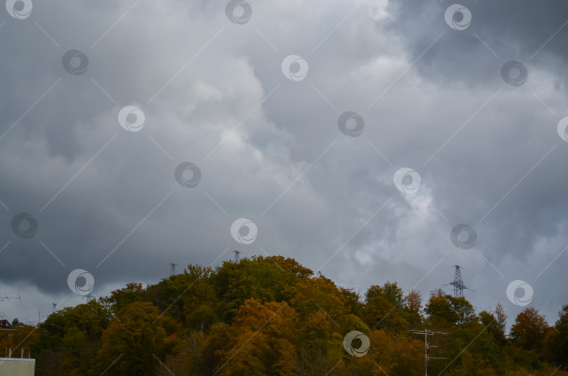 Скачать Россия, Краснодарский край, Сочи. с. Богущевка. Хмурые облака над горой. фотосток Ozero