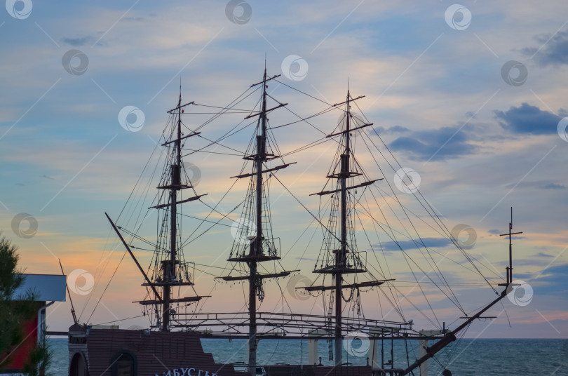 Скачать Россия, Краснодарский край, Сочи. Ноябрь 2024. Морская набережная на форе ресторана- корабля фотосток Ozero