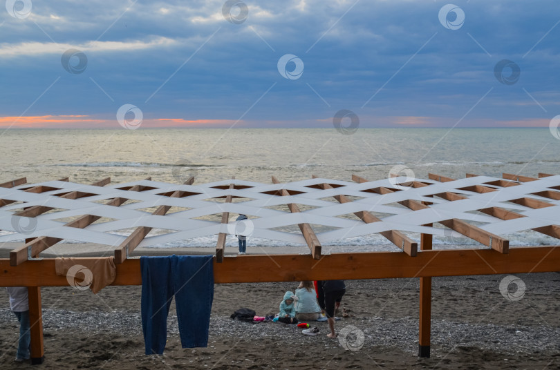 Скачать Россия, Краснодарский край, Сочи. Ноябрь 24. Морская набережная. Черное море. Трусы сушатся фотосток Ozero