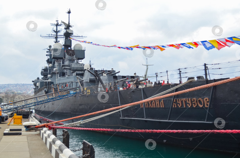 Скачать Россия, Краснодарский край, Новороссийск. Январь 2025 года. Морской порт Новороссийск. ​Музей. Крейсер Михаил Кутузов фотосток Ozero