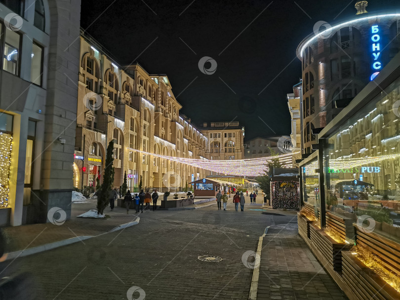 Скачать Россия, Краснодарский край, Сочи. Красная Поляна. Декабрь 2024. Отели. Прогулочная зона фотосток Ozero