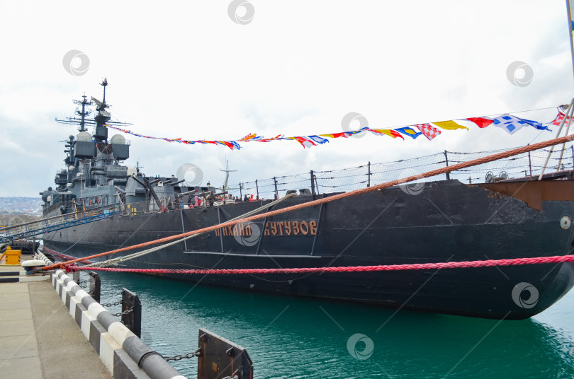 Скачать Россия, Краснодарский край, Новороссийск. Январь 2025 года. Морской порт Новороссийск. ​Музей. Крейсер Михаил Кутузов фотосток Ozero