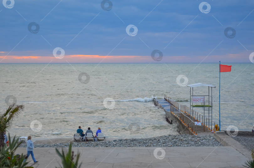 Скачать Россия, Краснодарский край, Сочи. Ноябрь 2024. Морская набережная. Черное море. Пост спасателей. фотосток Ozero