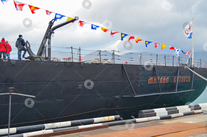 Скачать Россия, Краснодарский край, Новороссийск. Январь 2025 года. Морской порт Новороссийск. ​Музей. Крейсер Михаил Кутузов фотосток Ozero