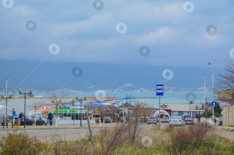 Скачать Россия, Краснодарский край, Новороссийск. Январь 2025 года. Зона пляжа и отдыха. Вид на другую сторону залива. фотосток Ozero