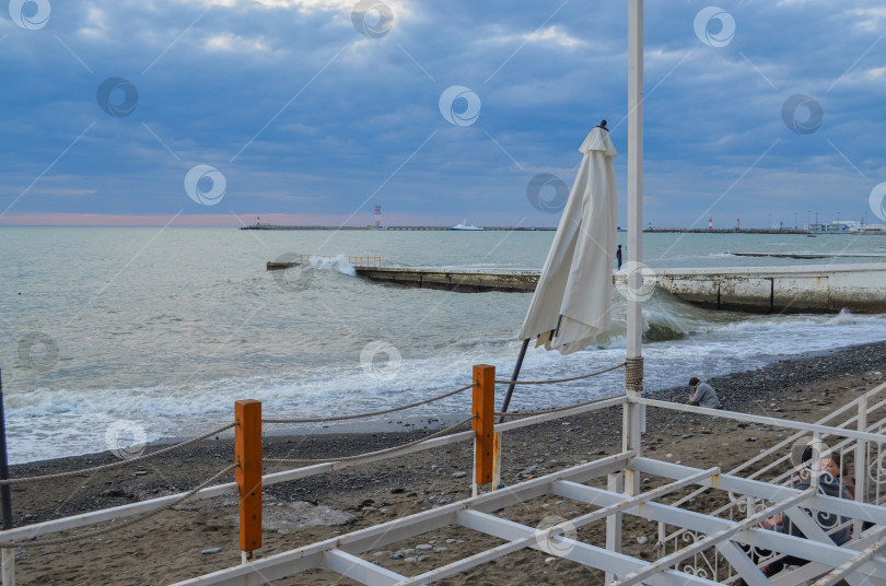 Скачать Россия, Краснодарский край, Сочи. Ноябрь 2024. Набережная Черного моря. Пляж. фотосток Ozero