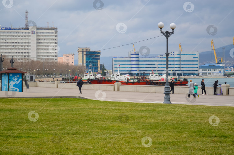 Скачать Россия, Краснодарский край, Новороссийск. Январь 2025 года. Набережная залива. Вид на портоуправление. фотосток Ozero