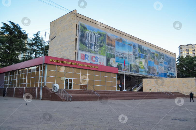 Скачать Россия, Краснодарский край, Сочи. Площадь флага. Ноябрь 2024. Здание музея спортивной славы. фотосток Ozero