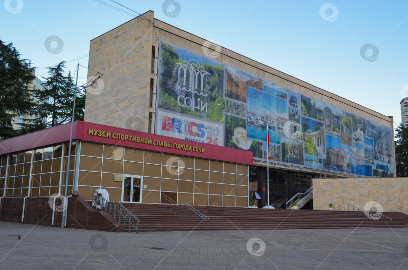 Скачать Россия, Краснодарский край, Сочи. Ноябрь 2024. Площадь флага. Здание музея спортивной славы. фотосток Ozero