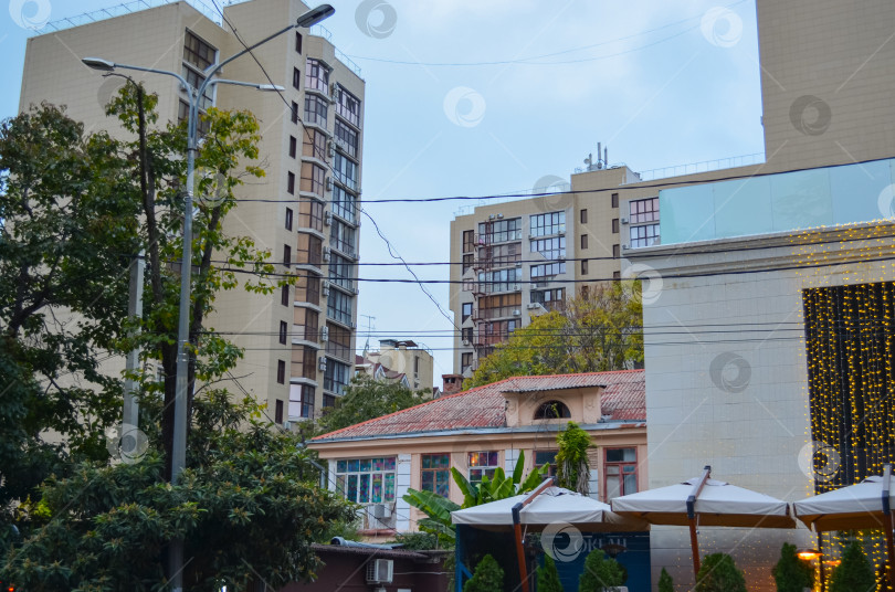 Скачать Россия, Краснодарский край, Сочи. Ул. Воровского. Ноябрь 2024. Контраст застройки. фотосток Ozero