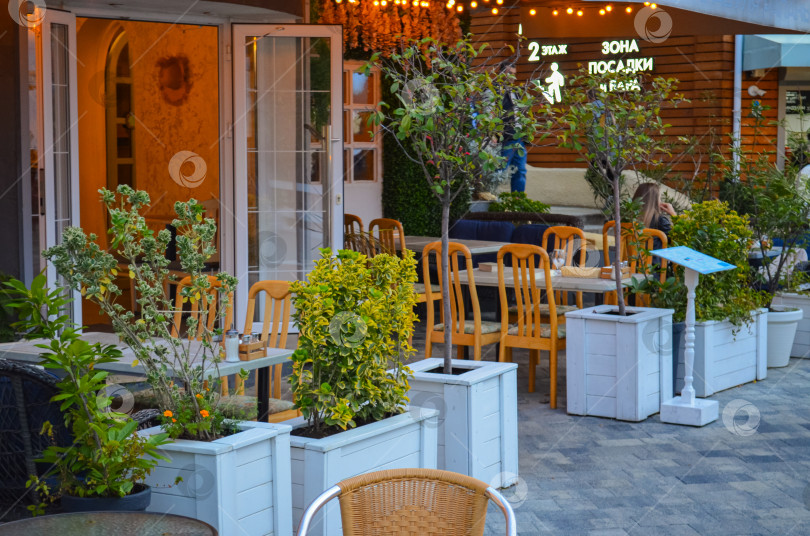 Скачать Россия, Краснодарский край, Сочи. Набережная Черного моря. Ноябрь 2024. Открытое кафе. фотосток Ozero