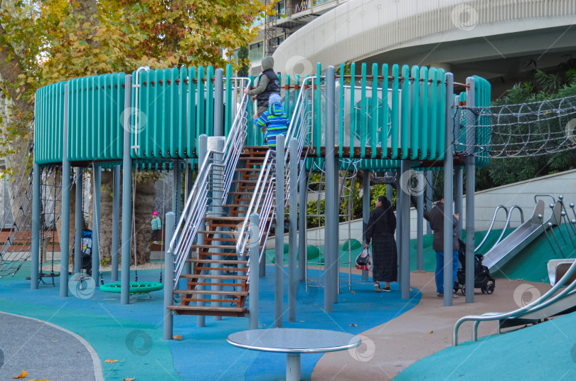 Скачать Россия, Краснодарский край, Сочи. Ноябрь 2024. Отреставрированная набережная реки Сочи. Детская площадка фотосток Ozero