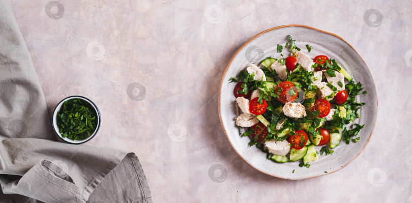 Скачать Свежий диетический салат с куриной грудкой и овощами на тарелке на столешнице посмотреть веб-баннер фотосток Ozero