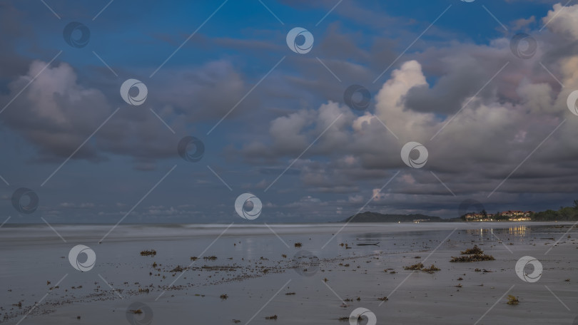Скачать Вечерний морской пейзаж. Волны бирюзового океана пенятся. фотосток Ozero