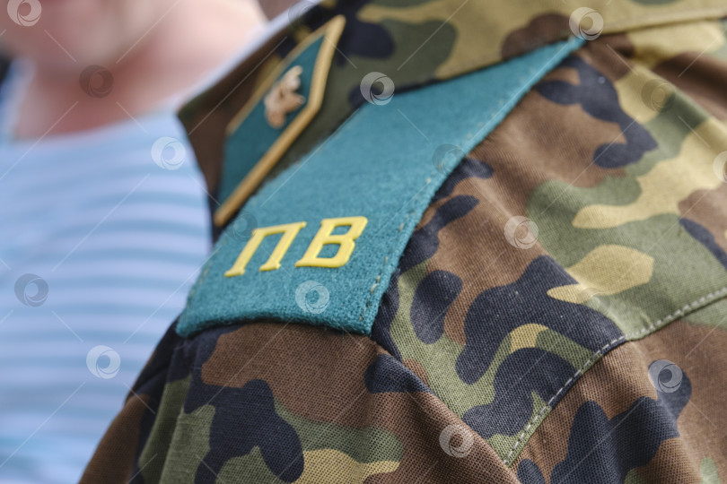 Скачать Крупный план погон Пограничных войск Российской Федерации на плече пограничника фотосток Ozero