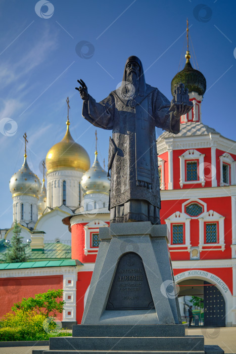 Скачать Москва. Памятник митрополиту Алексию у входа в Зачатьевский монастырь на Остоженке. фотосток Ozero
