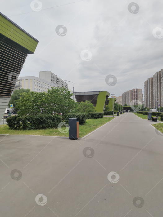 Скачать Пустая Аллея с вентиляционной шахтой фотосток Ozero