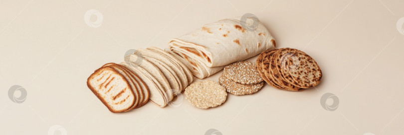 Скачать Разнообразные виды хлеба и крекеров на светлом фоне, свободное пространство для копирования фотосток Ozero