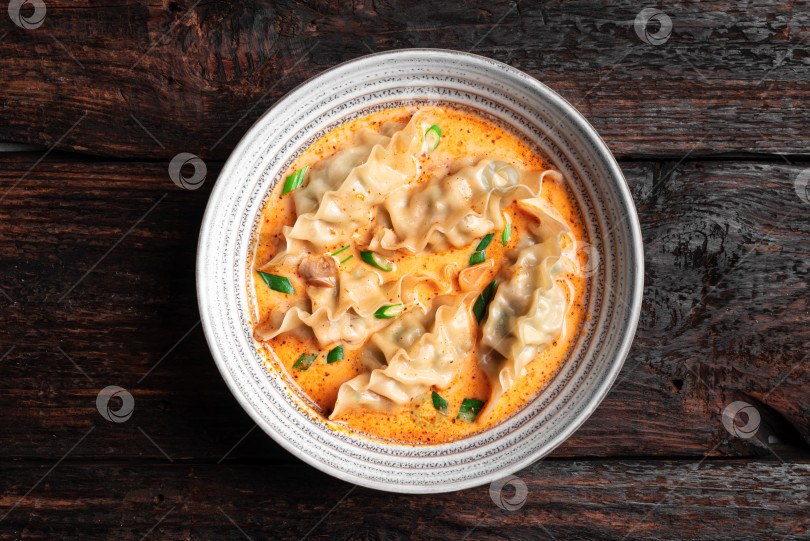 Скачать Тайский кокосовый суп с клецками и карри фотосток Ozero