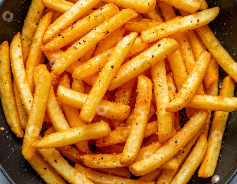 Скачать Картофель фри обжаривается в масле. Создан искусственный интеллект. фотосток Ozero