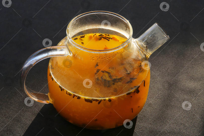 Скачать Горячий фруктовый чай (с цитрусами и облепихой), заваренный в стеклянном чайнике фотосток Ozero