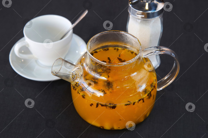 Скачать Горячий фруктовый чай (с цитрусами и облепихой), заваренный в стеклянном чайнике фотосток Ozero