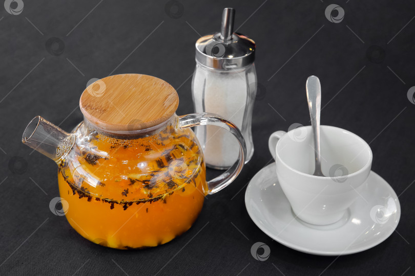 Скачать Горячий фруктовый чай (с цитрусами и облепихой), заваренный в стеклянном чайнике фотосток Ozero