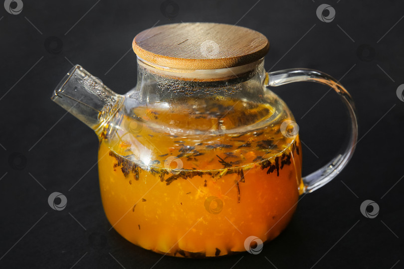 Скачать Горячий фруктовый чай (с цитрусами и облепихой), заваренный в стеклянном чайнике фотосток Ozero