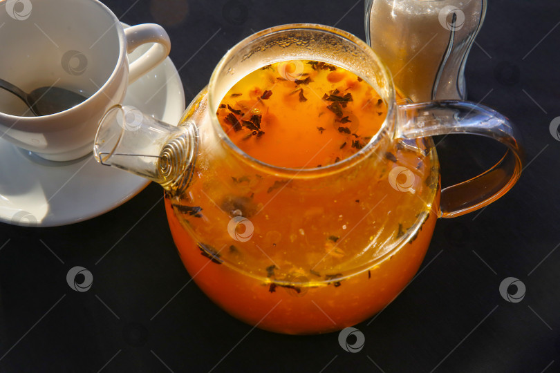 Скачать Горячий фруктовый чай (с цитрусами и облепихой), заваренный в стеклянном чайнике фотосток Ozero