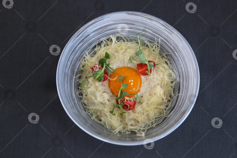 Скачать Паста с сыром, яичницей-глазуньей, помидорами и зеленью на тарелке фотосток Ozero