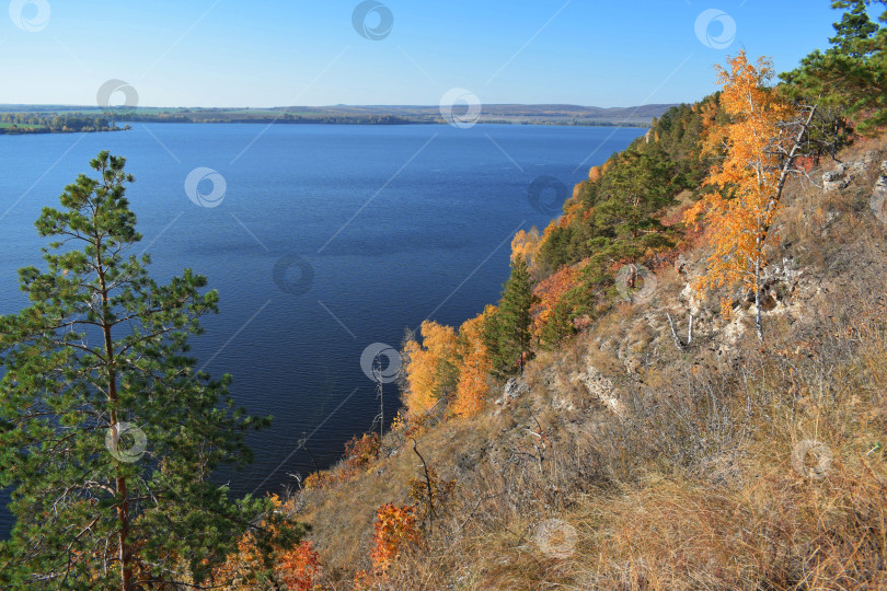 Скачать Живописный пейзаж на реке. фотосток Ozero