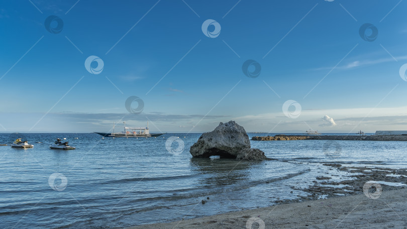 Скачать Тропический морской пейзаж. Водные скутеры, филиппинские лодки-бангка в океане. фотосток Ozero