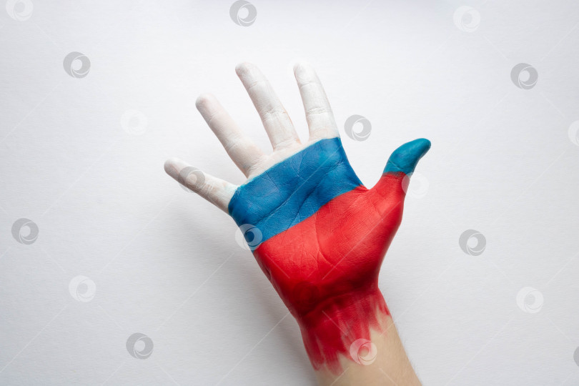 Скачать На День России - раскрытая ладонь, раскрашенная в цвета российского флага. Концепция мира, дружбы и созидания фотосток Ozero