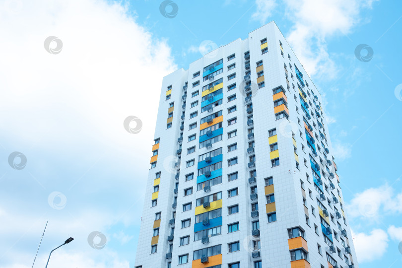 Скачать Новый многоэтажный дом в Москве. Россия 03.06.2025 фотосток Ozero