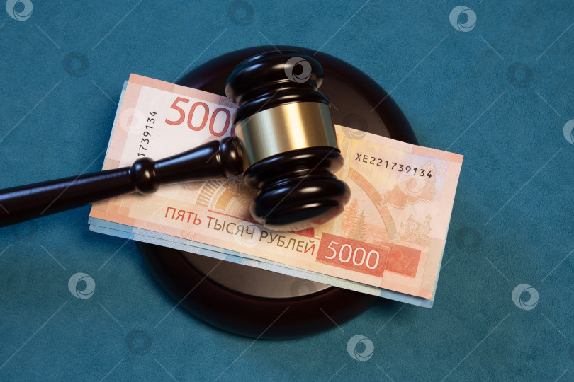 Скачать Судейский молоток и новые пятитысячные купюры. Вердикт. Россия 31.05.2025 фотосток Ozero
