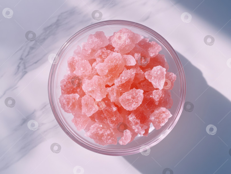 Скачать Крупный план крупных кристаллов гималайской розовой соли в стеклянной чаше на мраморной поверхности фотосток Ozero