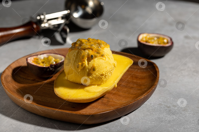 Скачать Шарик мороженого с манго и маракуйей фотосток Ozero