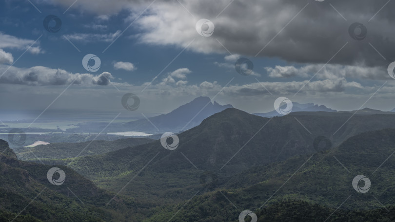 Скачать Прекрасная горная панорама. Вид с высоты. фотосток Ozero