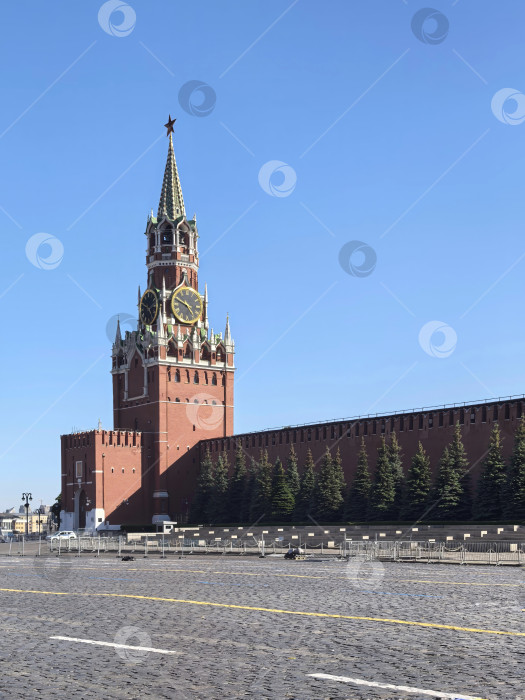 Скачать Москва, Россия - 28 мая 2025 года. Спасская башня в Москве под ясным голубым небом. Сделано на смартфоне. фотосток Ozero