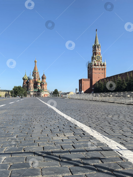 Скачать Москва, Россия - 28 мая 2025 года.Вид на Красную площадь с собором Василия Блаженного и Спасской башней Кремля. Сделано на смартфоне. фотосток Ozero