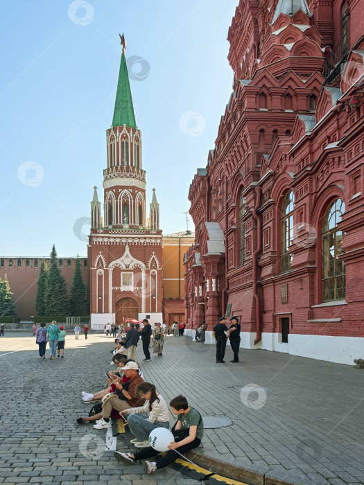 Скачать Москва, Россия - 28 мая 2025 года. Туристы отдыхают возле исторической достопримечательности Москвы. Сделано на смартфоне. фотосток Ozero