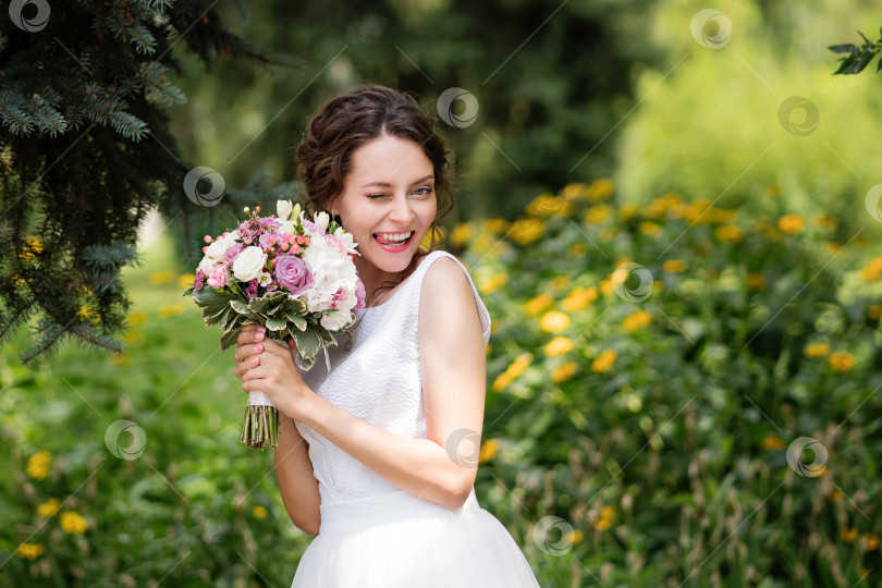 Скачать Элегантная эмоциональная невеста фотосток Ozero