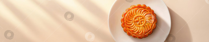 Скачать Минималистичный вид сверху на традиционный китайский лунный пирог на тарелке фотосток Ozero