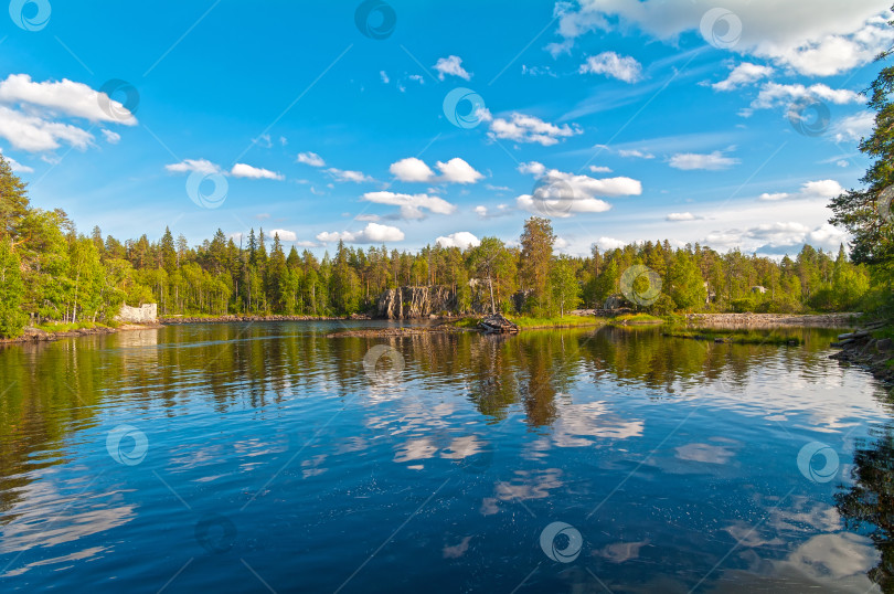 Скачать Отражение облаков в воде. фотосток Ozero