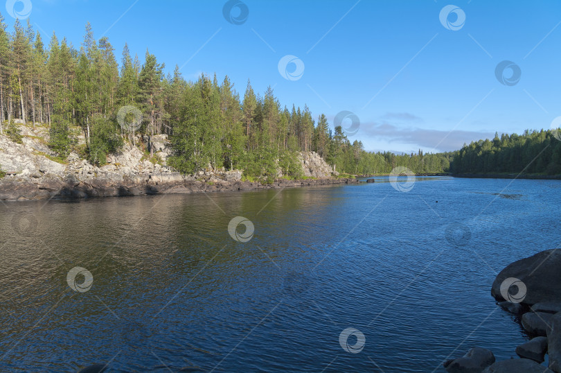 Скачать Высокий обрывистый берег реки, Карелия. фотосток Ozero