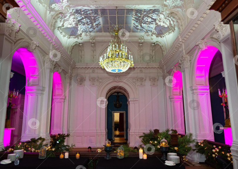 Скачать Большой бальный зал, украшенный для праздничного мероприятия. фотосток Ozero