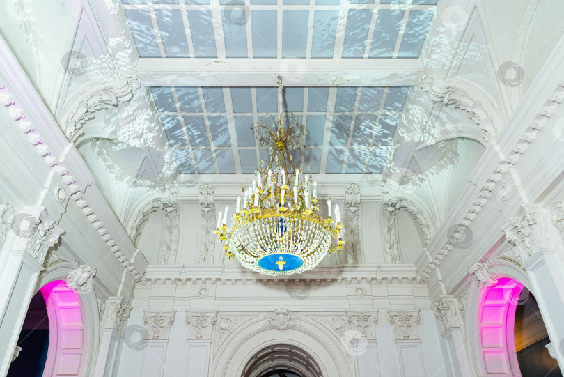 Скачать Элегантная люстра в роскошном белом зале. фотосток Ozero