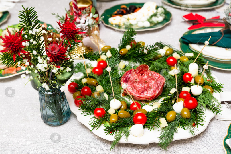 Скачать Праздничная витрина с венками из закусок.  фотосток Ozero