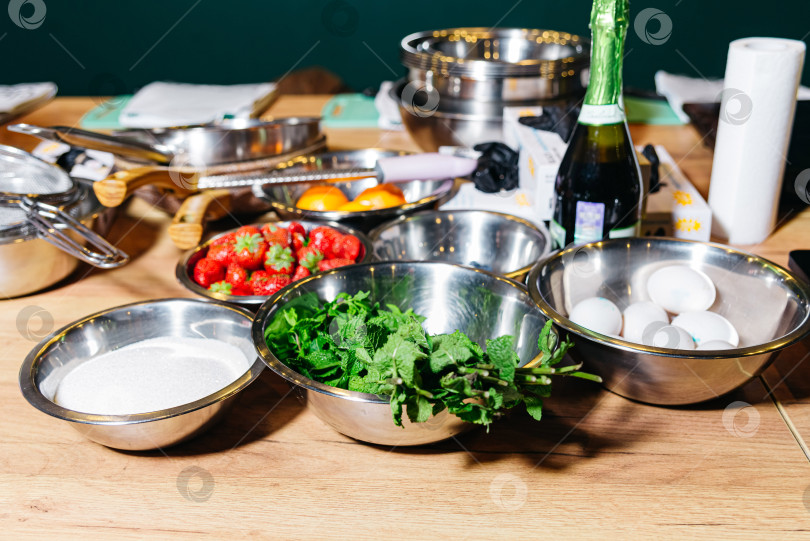 Скачать Свежие ингредиенты для десерта готовятся на кухонном столе.  фотосток Ozero
