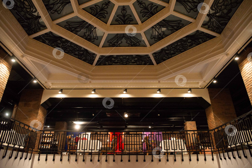 Скачать Современный атриум с декоративным стеклянным потолком. фотосток Ozero